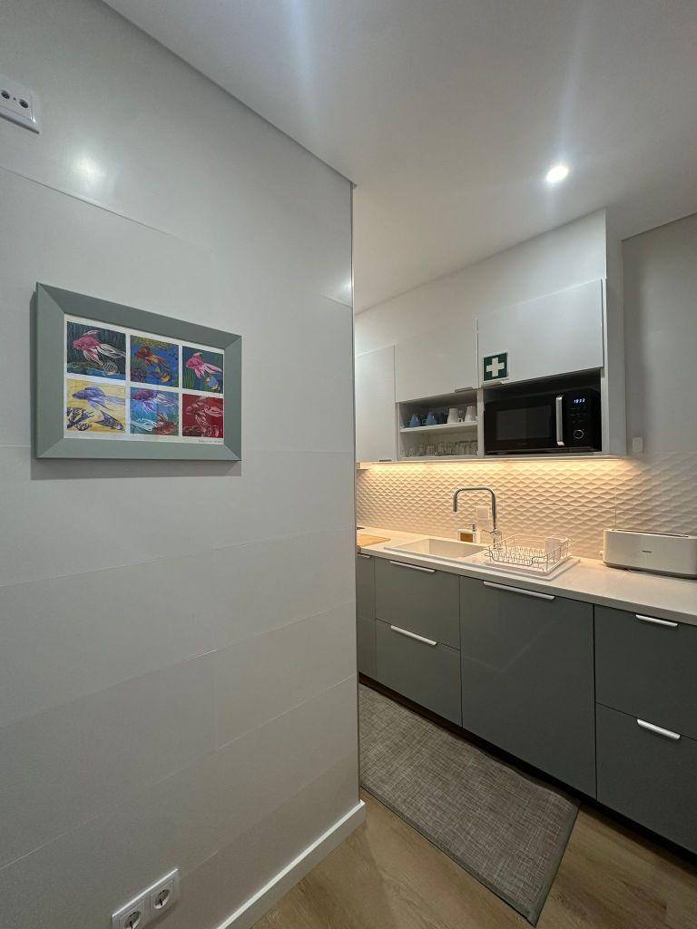 Cozinha Feel Faro — entrada com quadro