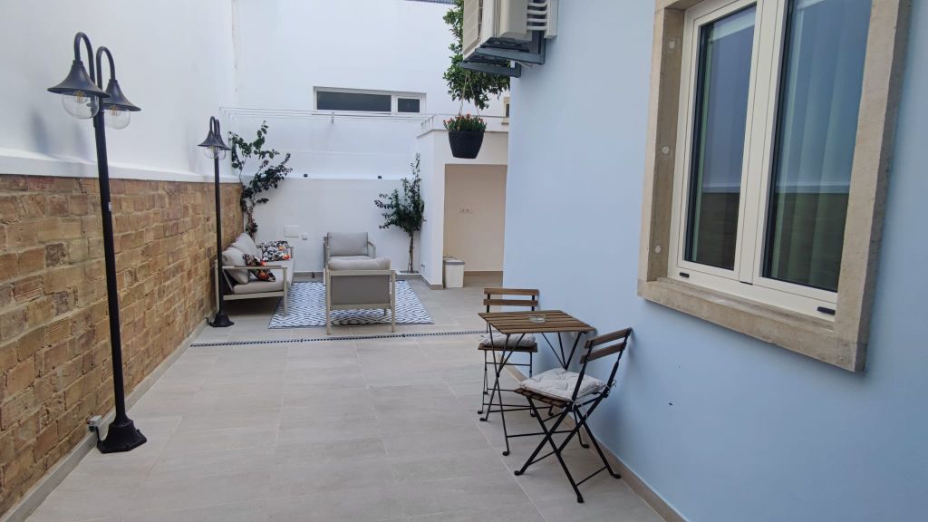 Pátio Feel Faro — zona de estar exterior
