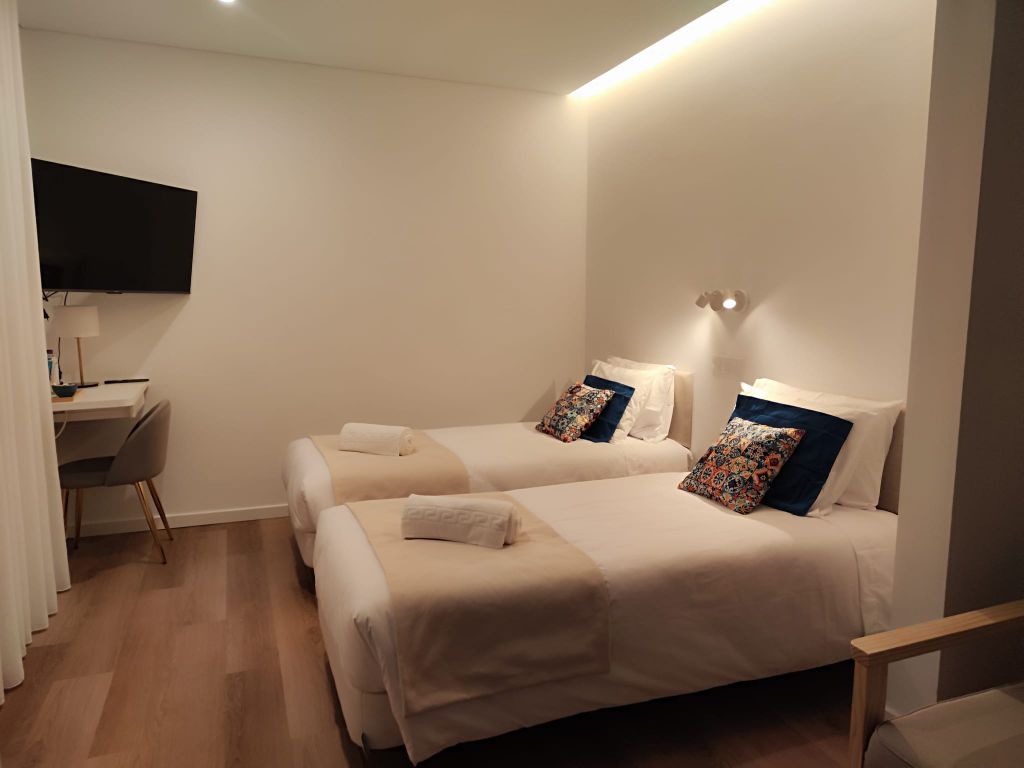 Azulejos — quarto twin com duas camas e TV
