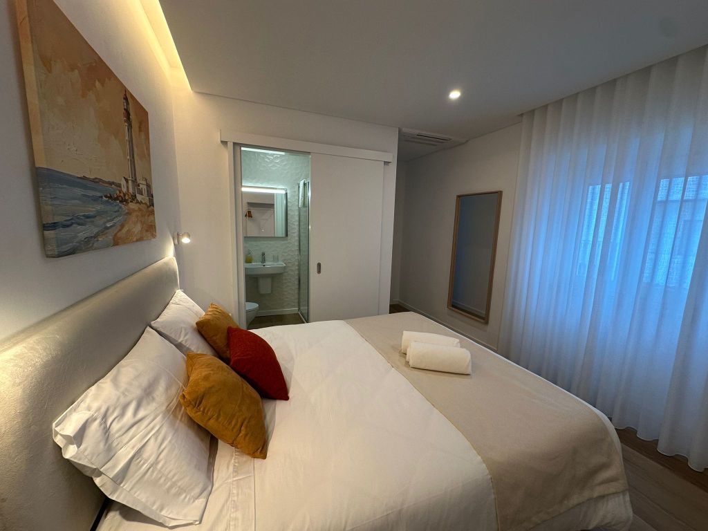 Farol — cama com quadro de farol e WC ensuite