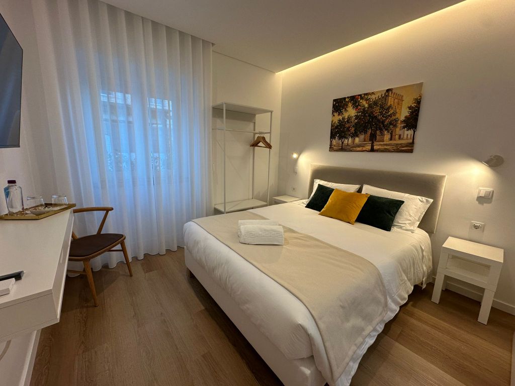 Laranjeiras — quarto de casal com luz natural