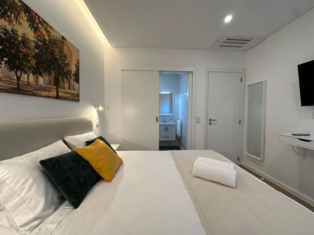Laranjeiras — quarto de casal com quadro de laranjeiras